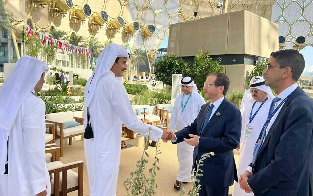الرئيس الإسرائيلي يتسحاق هرتسوغ (الثالث على اليمين) يصافح أمير قطر تميم بن حمد آل ثاني على هامش قمة COP28 في دبي، 1 ديسمبر 2023 (Courtesy) الرئيس الإسرائيلي يتسحاق هرتسوغ (الثالث على اليمين) يصافح أمير قطر تميم بن حمد آل ثاني على هامش قمة COP28 في دبي، 1 ديسمبر 2023 (Courtesy)