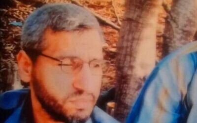 صورة يقال إنها من عام 2018، ويفترض أنها تظهر قائد الجناح العسكري لحركة حماس محمد الضيف، والتي نشرتها وسائل إعلام عبرية في 27 ديسمبر، 2023. (Screen capture; used in accordance with Clause 27a of the Copyright Law)