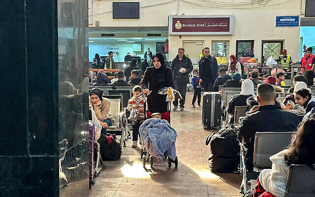 توضيحية: فلسطينيون ينتظرون عند معبر رفح الحدودي في مصر بعد إخلائهم من قطاع غزة، في 26 ديسمبر، 2023. (AFP) توضيحية: فلسطينيون ينتظرون عند معبر رفح الحدودي في مصر بعد إخلائهم من قطاع غزة، في 26 ديسمبر، 2023. (AFP)