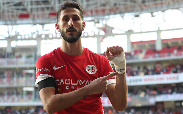 لاعب كرة القدم الإسرائيلي ساغيف يحزكيل يشير إلى رسالة تضامنية مع الرهائن المحتجزين في غزة أثناء احتفالية بهدف سجله لصالح نادي أنطاليا سبور التركي، 14 يناير، 2024. (Handout / DHA (Demiroren News Agency) / AFP) لاعب كرة القدم الإسرائيلي ساغيف يحزكيل يشير إلى رسالة تضامنية مع الرهائن المحتجزين في غزة أثناء احتفالية بهدف سجله لصالح نادي أنطاليا سبور التركي، 14 يناير، 2024. (Handout / DHA (Demiroren News Agency) / AFP)