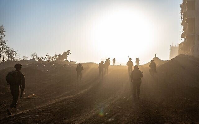 جنود إسرائيليون يعملون داخل قطاع غزة في هذه الصورة المنشورة للنشر في 5 يناير، 2024. (Israel Defense Forces) جنود إسرائيليون يعملون داخل قطاع غزة في هذه الصورة المنشورة للنشر في 5 يناير، 2024. (Israel Defense Forces)