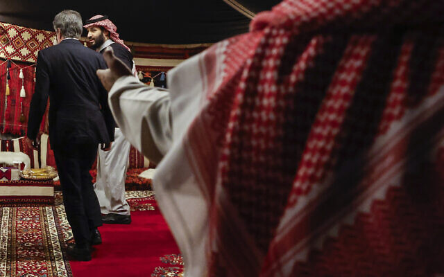 وزير الخارجية الأمريكي أنتوني بلينكن (يسار) يلتقي بولي العهد السعودي الأمير محمد بن سلمان خلال زيارة تهدف إلى تهدئة التوترات في الشرق الأوسط، في العلا، المملكة العربية السعودية، 8 يناير 2024. (Evelyn Hockstein/Pool Photo via AP) وزير الخارجية الأمريكي أنتوني بلينكن (يسار) يلتقي بولي العهد السعودي الأمير محمد بن سلمان خلال زيارة تهدف إلى تهدئة التوترات في الشرق الأوسط، في العلا، المملكة العربية السعودية، 8 يناير 2024. (Evelyn Hockstein/Pool Photo via AP)