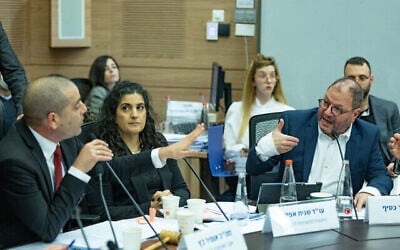 عضو الكنيست عوفر كاسيف يحضر جلسة استماع للجنة  الكنيست حول عزله المحتمل، 29 يناير، 2024. (Yonatan Sindel/Flash90)