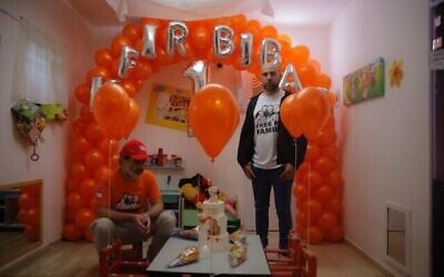 أقام الأقارب احتفالا حزينا في 16 يناير 2024 في كيبوتس نير عوز قبل عيد الميلاد الأول في 18 يناير لكفير بيباس، أصغر رهينة في غزة لدى حركة حماس. (Courtesy of the Hostages and Missing Families Forum)