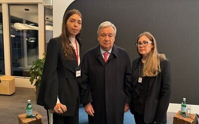 الأمين العام للأمم المتحدة أنطونيو غوتيريش (وسط) يلتقي بالرهينتين الإسرائيليتين المحررتين موران ستيلا ياناي (يسار) ونيلي مرغليت في دافوس، سويسرا، في 18 يناير، 2024. (Courtesy Hostage Families Forum)