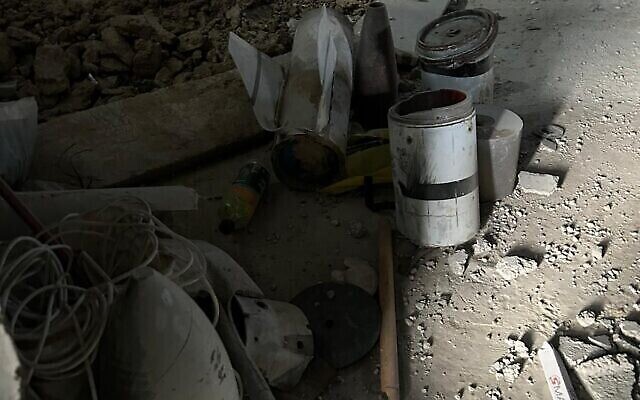 أجزاء مما يقول الجيش الإسرائيلي إنه صاروخ كروز طورته حماس في قطاع غزة، في صورة نُشرت في 7 يناير، 2024.(Israel Defense Forces)