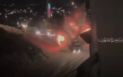 تظهر هذه الصورة من مقطع فيديو لحظة استهداف مركبة تابعة لشرطة الحدود بقنبلة مزروعة على جانب الطريق في مدينة جنين بالضفة الغربية، 7 يناير، 2024. (Screenshot: Telegram)