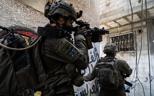 جنود إسرائيليون يقاتلون في قطاع غزة في صورة نشرها الجيش الإسرائيلي في 9 فبراير، 2024. (IDF Spokesperson) جنود إسرائيليون يقاتلون في قطاع غزة في صورة نشرها الجيش الإسرائيلي في 9 فبراير، 2024. (IDF Spokesperson)
