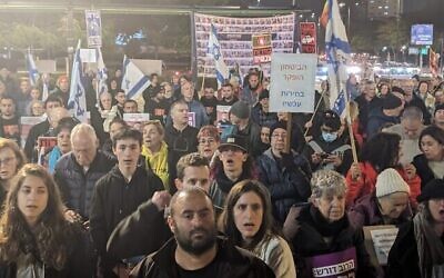 متظاهرون في بئر السبع يطالبون بإجراء انتخابات مبكرة، 17 فبراير، 2024.(Tanya Zion-Waldoks / Israel Pro-Democracy Protest Movement)
