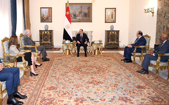 صورة قدمها مكتب الرئاسة المصرية تظهر الرئيس المصري عبد الفتاح السيسي (يمين) يجتمع مع مدير وكالة المخابرات المركزية الأمريكية وليام بيرنز (وسط اليسار) في قصر الاتحادية في القاهرة، في 13 فبراير، 2024. (AFP) صورة قدمها مكتب الرئاسة المصرية تظهر الرئيس المصري عبد الفتاح السيسي (يمين) يجتمع مع مدير وكالة المخابرات المركزية الأمريكية وليام بيرنز (وسط اليسار) في قصر الاتحادية في القاهرة، في 13 فبراير، 2024. (AFP)