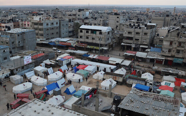 فلسطينيون نازحون بين خيامهم في رفح بجنوب قطاع غزة، 14 فبراير، 2024. (SAID KHATIB / AFP)