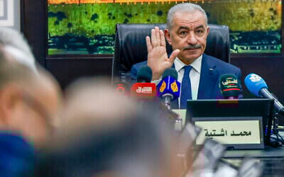 رئيس وزراء السلطة الفلسطينية محمد اشتية يترأس اجتماعا لمجلس الوزراء في رام الله، 20 فبراير، 2024. (Jaafar ASHTIYEH / AFP)