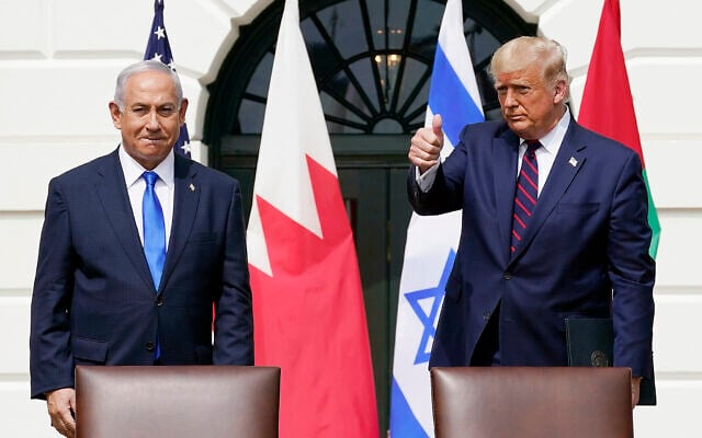 ملف: الرئيس الأمريكي السابق دونالد ترامب ورئيس الوزراء الإسرائيلي بنيامين نتنياهو يحضران حفل التوقيع على اتفاقيات أبراهام في الحديقة الجنوبية للبيت الأبيض في واشنطن، 15 سبتمبر، 2020. (AP Photo/Alex Brandon, File) ملف: الرئيس الأمريكي السابق دونالد ترامب ورئيس الوزراء الإسرائيلي بنيامين نتنياهو يحضران حفل التوقيع على اتفاقيات أبراهام في الحديقة الجنوبية للبيت الأبيض في واشنطن، 15 سبتمبر، 2020. (AP Photo/Alex Brandon, File)