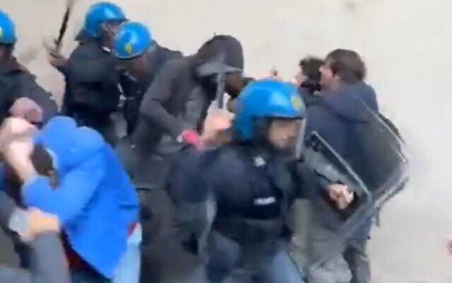 ضباط الشرطة الإيطالية يضربون متظاهرين من طلاب المدارس الثانوية كانوا ينظمون مسيرة تطالب بوقف إطلاق النار في غزة، في مدينة بيزا، 22 فبراير، 2024. (Screenshot/Twitter، Used inced incedly Article 27a of the Copyright Law) ضباط الشرطة الإيطالية يضربون متظاهرين من طلاب المدارس الثانوية كانوا ينظمون مسيرة تطالب بوقف إطلاق النار في غزة، في مدينة بيزا، 22 فبراير، 2024. (Screenshot/Twitter، Used inced incedly Article 27a of the Copyright Law)