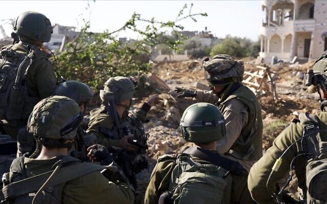 القوات تعمل في قطاع غزة في صورة غير مؤرخة نشرها الجيش الإسرائيلي في 24 فبراير 2024. (Israel Defense Forces) القوات تعمل في قطاع غزة في صورة غير مؤرخة نشرها الجيش الإسرائيلي في 24 فبراير 2024. (Israel Defense Forces)