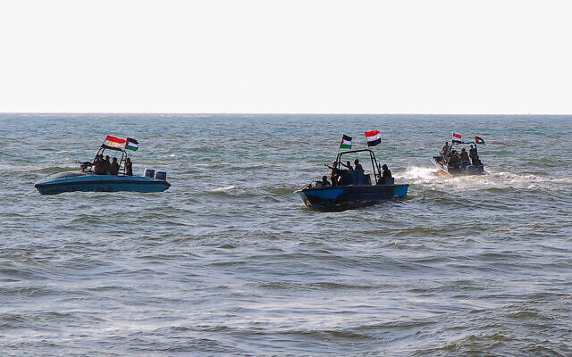 خفر السواحل اليمني التابع لجماعة الحوثيين خلال دوريات في البحر يرفعون الأعلام الفلسطينية، 4 يناير 2024. (AFP) خفر السواحل اليمني التابع لجماعة الحوثيين خلال دوريات في البحر يرفعون الأعلام الفلسطينية، 4 يناير 2024. (AFP)