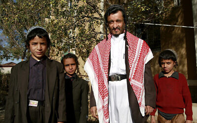 الحاخام يحيى يوسف موسى مع أفراد عائلته خارج منزلهم في صنعاء، اليمن، في 18 يناير 2010. الأشخاص في الصورة لا علاقة لهم بالمقال. (AHMAD GHARABLI / AFP)