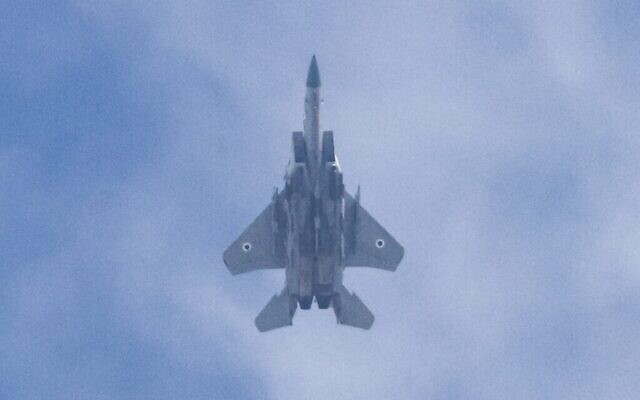 طائرة F-15 إسرائيلية في منطقة حدود غزة، 27 أكتوبر، 2023. (Jack Guez / AFP)