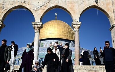 أشخاص يسيرون أمام قبة الصخرة في مجمع الحرم القدسي، في البلدة القديمة في القدس، 7 يناير، 2024. (Alberto PIZZOLI / AFP)