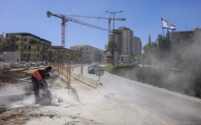 موقع بناء في مستوطنة معاليه أدوميم بالضفة الغربية، 29 فبراير 2024. (Photo by Menahem Kahana / AFP)