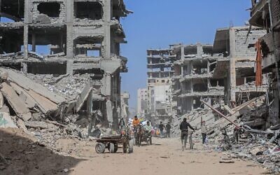 الدمار في خان يونس في جنوب قطاع غزة بعد قصف الجيش الإسرائيلي، 6 مارس، 2024 (AFP)