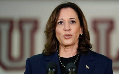 نائبة الرئيس الأمريكي كامالا هاريس تتحدث للصحافة في باركلاند، فلوريدا، 23 مارس، 2024. (Drew Angerer/AFP)