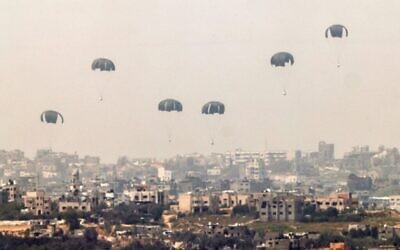 إسقاط مساعدات إنسانية على قطاع غزة من الجو، 28 مارس، 2024. (JACK GUEZ / AFP)