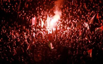 أردنيون يتظاهرون بالقرب من السفارة الإسرائيلية في عمان في 28 مارس، 2024. (Khalil MAZRAAWI / AFP)