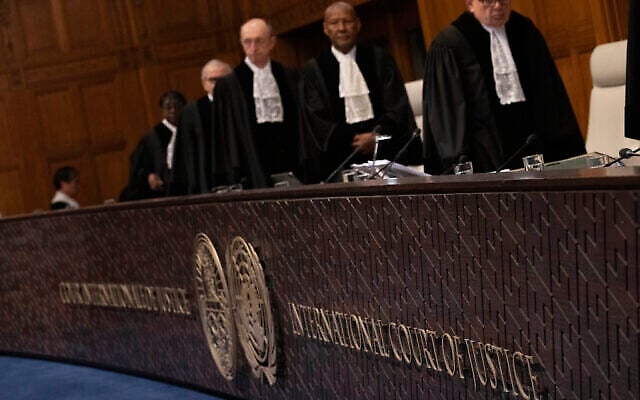 قضاة يدخلون أعلى محكمة تابعة للأمم المتحدة خلال جلسات الاستماع في لاهاي، هولندا، في 21 فبراير، 2024. (AP Photo/Peter Dejong) قضاة يدخلون أعلى محكمة تابعة للأمم المتحدة خلال جلسات الاستماع في لاهاي، هولندا، في 21 فبراير، 2024. (AP Photo/Peter Dejong)