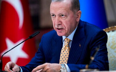الرئيس التركي رجب طيب أردوغان يتحدث خلال مؤتمر صحفي مشترك مع الرئيس الأوكراني فولوديمير زيلينسكي عقب اجتماعهما في قصر دولمة بهجة في إسطنبول، تركيا، الجمعة، 8 مارس، 2024. (AP Photo/Francisco Seco)