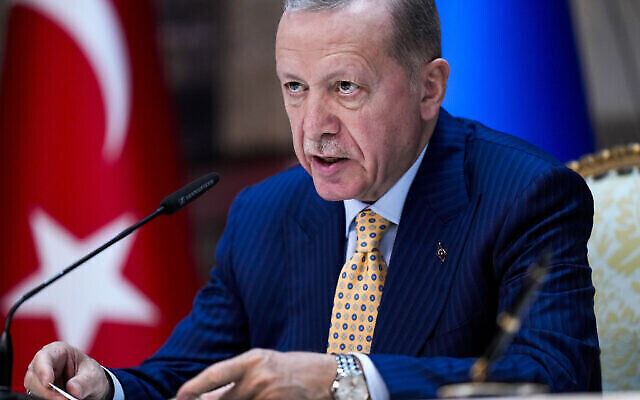 الرئيس التركي رجب طيب أردوغان يتحدث خلال مؤتمر صحفي مشترك مع الرئيس الأوكراني فولوديمير زيلينسكي عقب اجتماعهما في قصر دولمة بهجة في إسطنبول، تركيا، الجمعة، 8 مارس، 2024. (AP Photo/Francisco Seco) الرئيس التركي رجب طيب أردوغان يتحدث خلال مؤتمر صحفي مشترك مع الرئيس الأوكراني فولوديمير زيلينسكي عقب اجتماعهما في قصر دولمة بهجة في إسطنبول، تركيا، الجمعة، 8 مارس، 2024. (AP Photo/Francisco Seco)