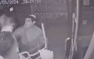 لقطة الشاشة من كاميرا مراقبة في حافلة تظهر شاب يهاجم سائق حافلة في مستوطنة موديعين عيليت الحريدية في الضفة الغربية، 24 مارس، 2024. (Screen capture: X. Used in accordance with Clause 27a of the Copyright Law)
