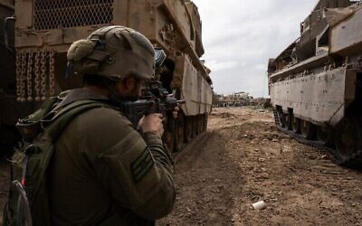 جنود إسرائيليون يعملون في قطاع غزة في صورة تم نشرها في 20 مارس، 2024. (Israel Defense Forces)