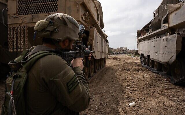 جنود إسرائيليون يعملون في قطاع غزة في صورة تم نشرها في 20 مارس، 2024. (Israel Defense Forces)
