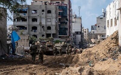 جنود إسرائيليون يعملون في منطقة مستشفى الشفاء في مدينة غزة، في صورة منشورة في 23 مارس، 2024. (Israel Defense Forces)