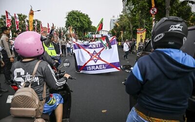 مظاهرة مناهضة لإسرائيل في سورابايا، إندونيسيا، في 17 نوفمبر، 2023. (Juni Kriswanto / AFP)