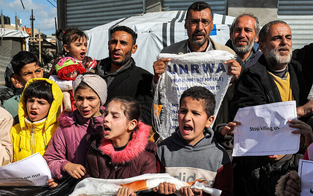 فلسطينيون يتظاهرون في رفح بجنوب قطاع غزة مطالبين بمواصلة الدعم الدولي لوكالة الأونروا، 30 يناير، 2024. (AFP) فلسطينيون يتظاهرون في رفح بجنوب قطاع غزة مطالبين بمواصلة الدعم الدولي لوكالة الأونروا، 30 يناير، 2024. (AFP)