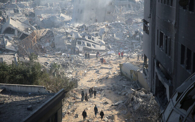فلسطينيون يتفقدون الدمار المحيط بمستشفى الشفاء في غزة بعد انسحاب الجيش الإسرائيلي من المجمع بعد أسبوعين من القتال مع الجماعات المسلحة هناك، في 1 أبريل 2024 (AFP) فلسطينيون يتفقدون الدمار المحيط بمستشفى الشفاء في غزة بعد انسحاب الجيش الإسرائيلي من المجمع بعد أسبوعين من القتال مع الجماعات المسلحة هناك، في 1 أبريل 2024 (AFP)