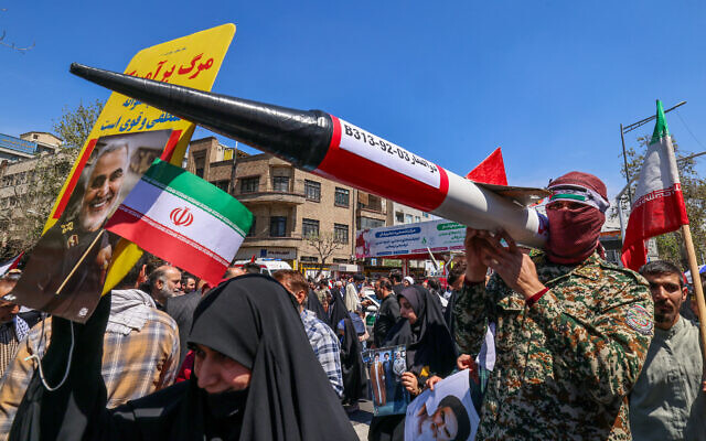 إيرانيون يحضرون جنازة سبعة من عناصر الحرس الثوري الإيراني الذين قُتلوا في غارة في سوريا، اتهمت إيران إسرائيل بشنها، طهران، 5 أبريل، 2024. (Atta Kenare/AFP) إيرانيون يحضرون جنازة سبعة من عناصر الحرس الثوري الإيراني الذين قُتلوا في غارة في سوريا، اتهمت إيران إسرائيل بشنها، طهران، 5 أبريل، 2024. (Atta Kenare/AFP)