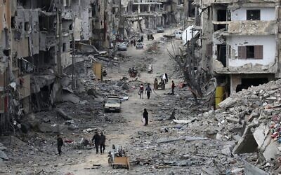 نظرة على الدمار في خان يونس، 8 أبريل، 2024. (AFP)