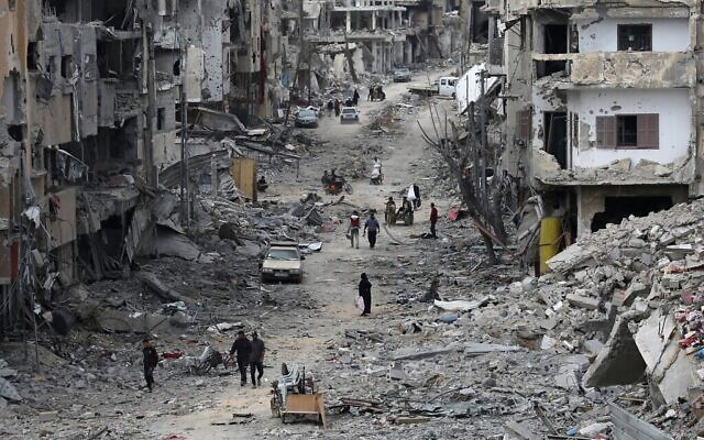 نظرة على الدمار في خان يونس، 8 أبريل، 2024. (AFP)