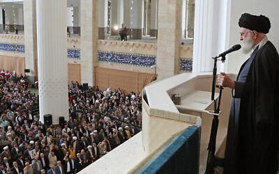 صورة مقدمة من مكتب المرشد الأعلى الإيراني آية الله علي خامنئي تظهره وهو يلقي خطبة بعد صلاة عيد الفطر في طهران، 10 أبريل، 2024. (KHAMENEI.IR/AFP)