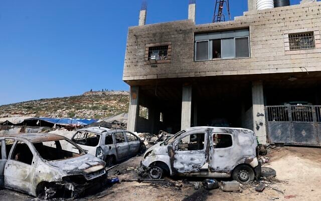 فلسطيني يتفقد الأضرار التي لحقت بمنزل في قرية المغير بالقرب من رام الله بالضفة الغربية في 13 أبريل 2024، بعد هجوم شنه مستوطنون إسرائيليون على القرية. (Jaafar ASHTIYEH / AFP) فلسطيني يتفقد الأضرار التي لحقت بمنزل في قرية المغير بالقرب من رام الله بالضفة الغربية في 13 أبريل 2024، بعد هجوم شنه مستوطنون إسرائيليون على القرية. (Jaafar ASHTIYEH / AFP)