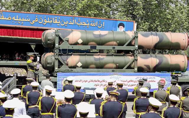 شاحنة عسكرية إيرانية تحمل أجزاء من نظام صواريخ الدفاع الجوي S-300 خلال عرض عسكري في إطار احتفال بيوم الجيش السنوي للبلاد، في طهران، 17 أبريل، 2024. (ATTA KENARE / AFP) شاحنة عسكرية إيرانية تحمل أجزاء من نظام صواريخ الدفاع الجوي S-300 خلال عرض عسكري في إطار احتفال بيوم الجيش السنوي للبلاد، في طهران، 17 أبريل، 2024. (ATTA KENARE / AFP)