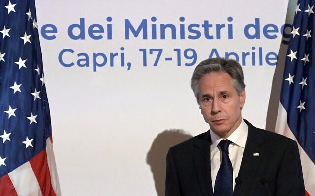 وزير الخارجية الأمريكي أنتوني بلينكن يعقد مؤتمرا صحفيا في جزيرة كابري الإيطالية في 19 أبريل، 2024. (Tiziana Fabi/AFP) وزير الخارجية الأمريكي أنتوني بلينكن يعقد مؤتمرا صحفيا في جزيرة كابري الإيطالية في 19 أبريل، 2024. (Tiziana Fabi/AFP)