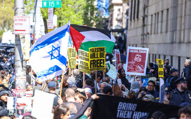 متظاهرون مؤيدون للفلسطينيين يلوحون بالأعلام أمام مدخل جامعة كولومبيا في نيويورك، 22 أبريل، 2024. (Charly TRIBALLEAU / AFP) متظاهرون مؤيدون للفلسطينيين يلوحون بالأعلام أمام مدخل جامعة كولومبيا في نيويورك، 22 أبريل، 2024. (Charly TRIBALLEAU / AFP)