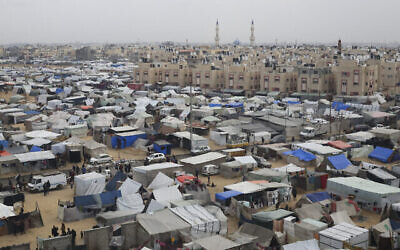 مخيم يأوي الفلسطينيين الذين نزحوا بسبب الهجوم الإسرائيلي في رفح، قطاع غزة، 27 فبراير، 2024. (Hatem Ali/AP)