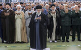 المرشد الأعلى الإيراني آية الله علي خامنئي خلال صلاة عيد الفطر في طهران، 10 أبريل 2024 (Office of the Iranian Supreme Leader via AP)
