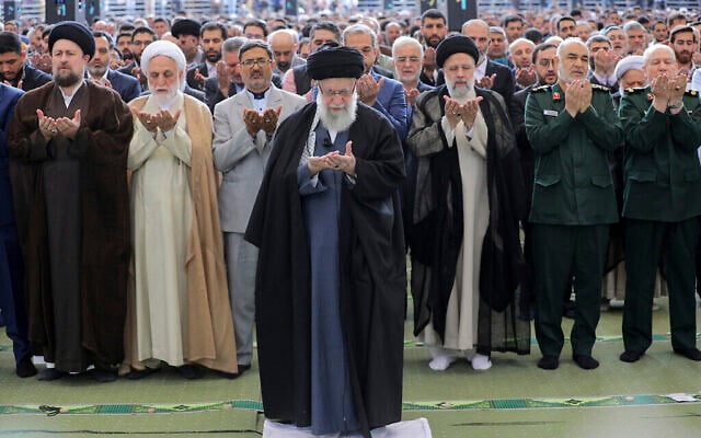 المرشد الأعلى الإيراني آية الله علي خامنئي خلال صلاة عيد الفطر في طهران، 10 أبريل 2024 (Office of the Iranian Supreme Leader via AP) المرشد الأعلى الإيراني آية الله علي خامنئي خلال صلاة عيد الفطر في طهران، 10 أبريل 2024 (Office of the Iranian Supreme Leader via AP)