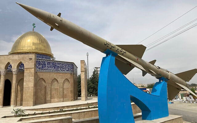 توضيحية: صاروخ معروض وعليه لافتة مكتوب عليها "الموت لإسرائيل" باللغة الفارسية، أمام مسجد على شكل قبة الصخرة في القدس، عند مدخل بلدة القدس الإيرانية غرب العاصمة طهران، 21 أبريل 2024. (AP Photo/Vahid Salemi) توضيحية: صاروخ معروض وعليه لافتة مكتوب عليها "الموت لإسرائيل" باللغة الفارسية، أمام مسجد على شكل قبة الصخرة في القدس، عند مدخل بلدة القدس الإيرانية غرب العاصمة طهران، 21 أبريل 2024. (AP Photo/Vahid Salemi)